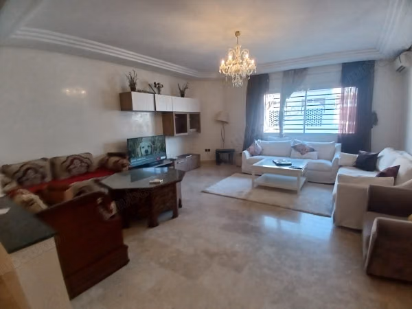 Bellissimo appartamento in affitto ad Agdal. Superficie di 160 m². Salone marocchino e antenna parabolica.
