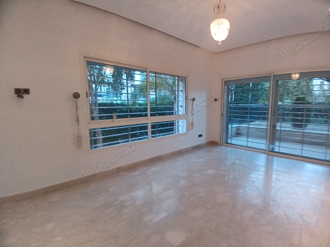 Apartment for rent in Riyad. 6 large rooms. Reinforced door, Moroccan living room