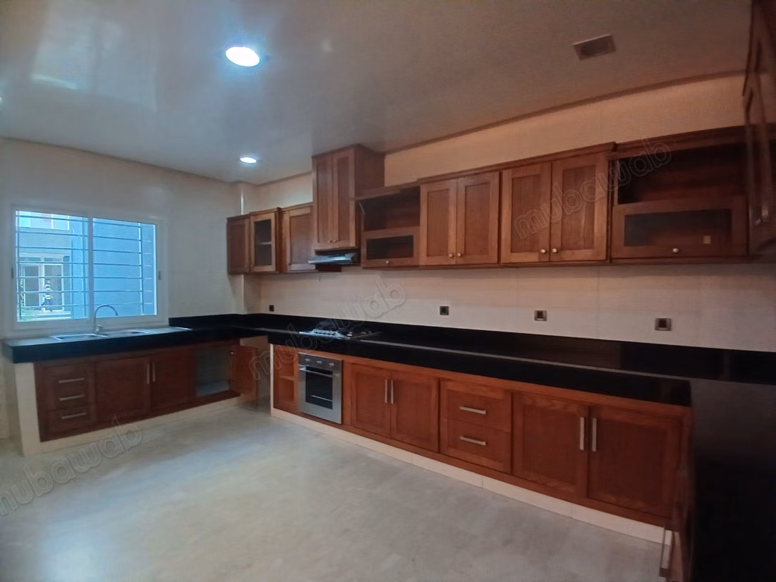 Apartment for rent in Riyad. 6 large rooms. Reinforced door, Moroccan living room