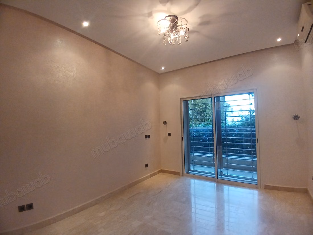 Apartment for rent in Riyad. 6 large rooms. Reinforced door, Moroccan living room