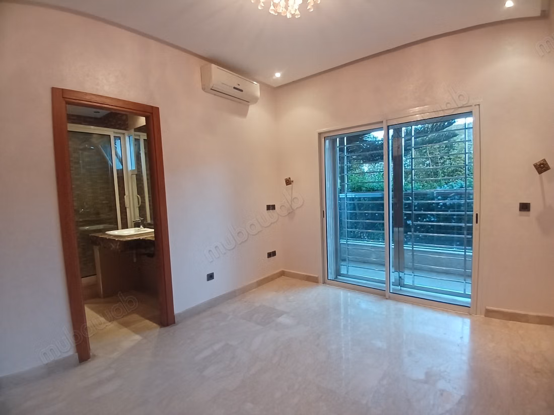 Apartment for rent in Riyad. 6 large rooms. Reinforced door, Moroccan living room