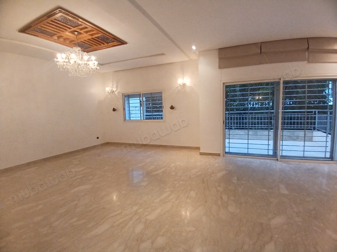Apartment for rent in Riyad. 6 large rooms. Reinforced door, Moroccan living room