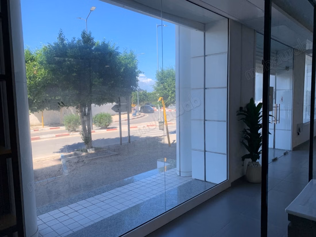 محل تجاري للبيع في مدينة الشاطئ. المساحة الإجمالية 375 متر مربع. باب مقاوم للرصاص ونظام زجاج مزدوج