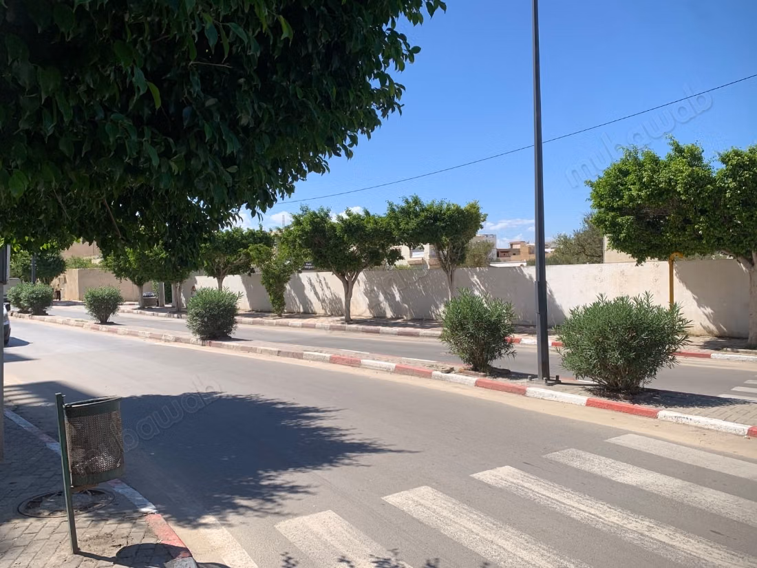 محل تجاري للبيع في مدينة الشاطئ. المساحة الإجمالية 375 متر مربع. باب مقاوم للرصاص ونظام زجاج مزدوج