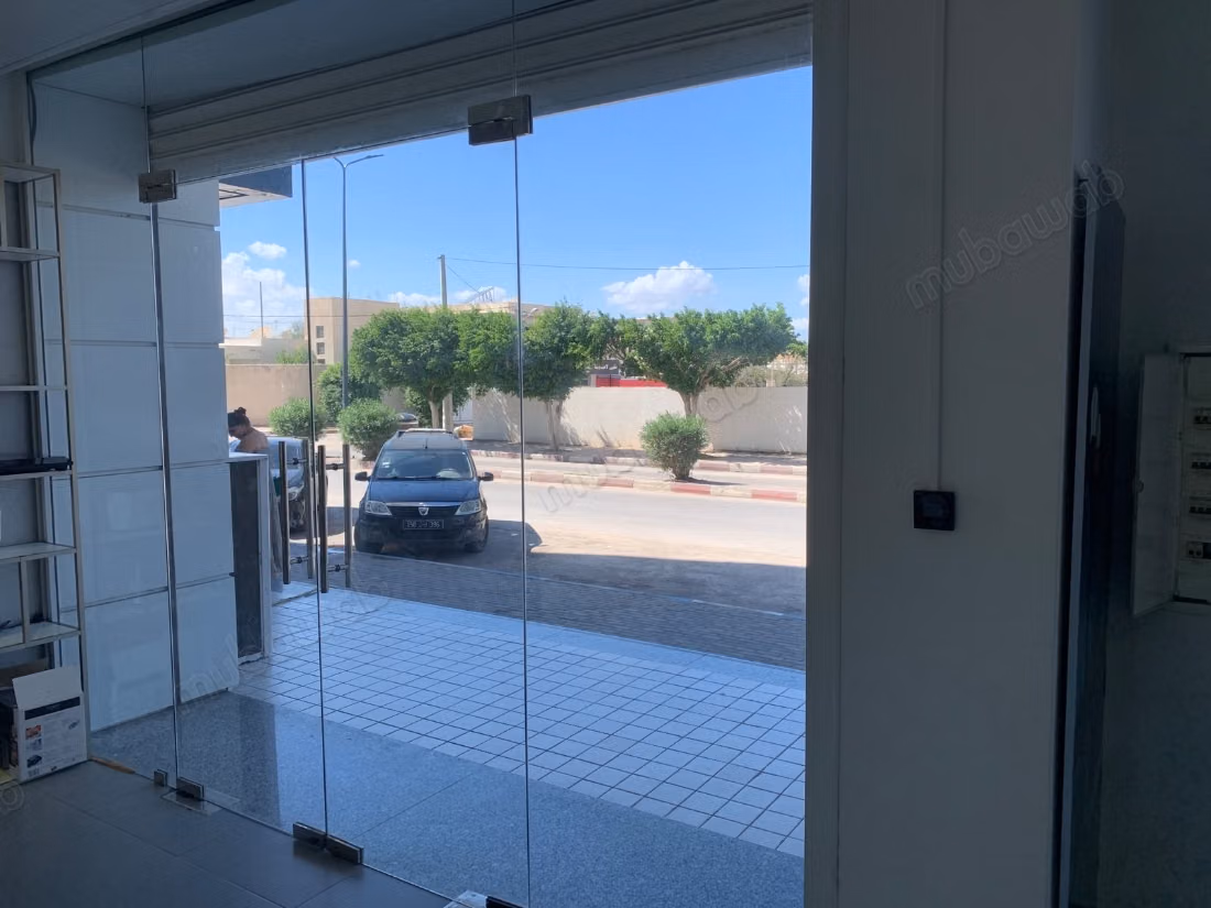 محل تجاري للبيع في مدينة الشاطئ. المساحة الإجمالية 375 متر مربع. باب مقاوم للرصاص ونظام زجاج مزدوج