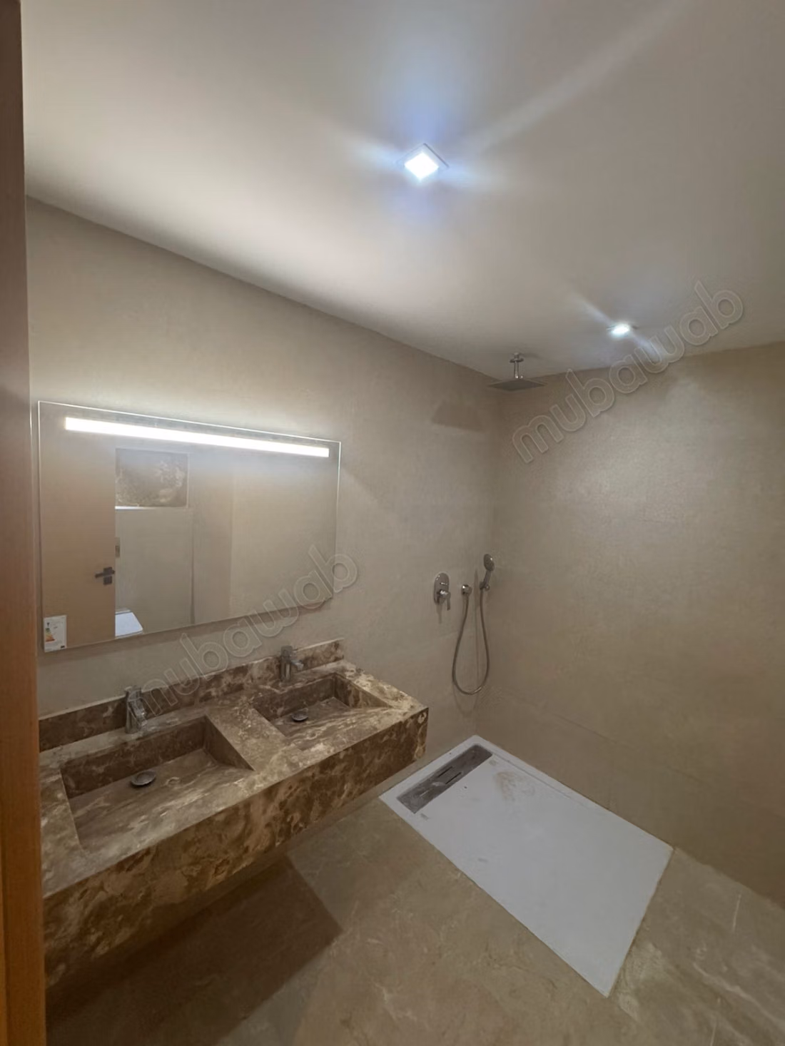 Superbe appartement à louer à Souissi. 5 grandes pièces. Antenne parabolique et sécurité