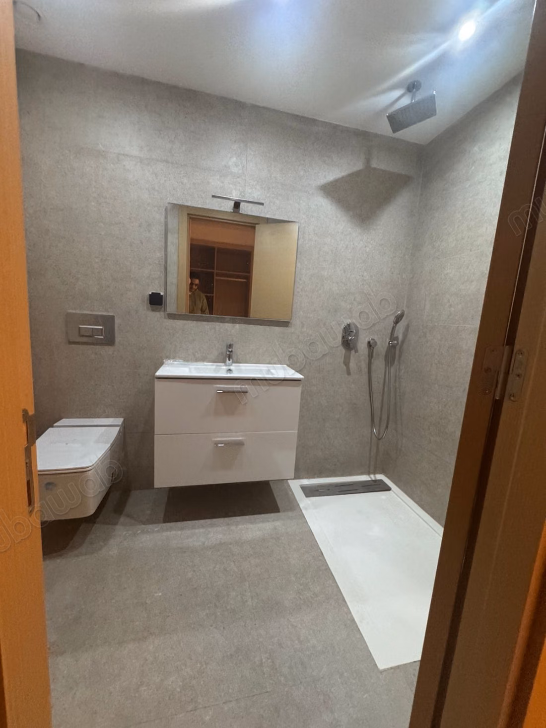 Superbe appartement à louer à Souissi. 5 grandes pièces. Antenne parabolique et sécurité
