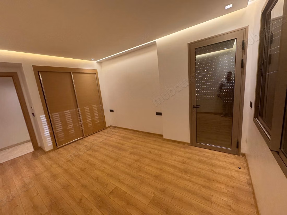 Superbe appartement à louer à Souissi. 5 grandes pièces. Antenne parabolique et sécurité