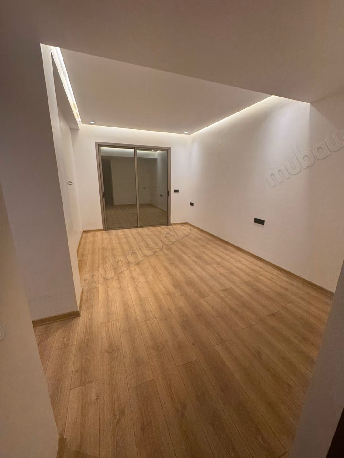 Superbe appartement à louer à Souissi. 5 grandes pièces. Antenne parabolique et sécurité