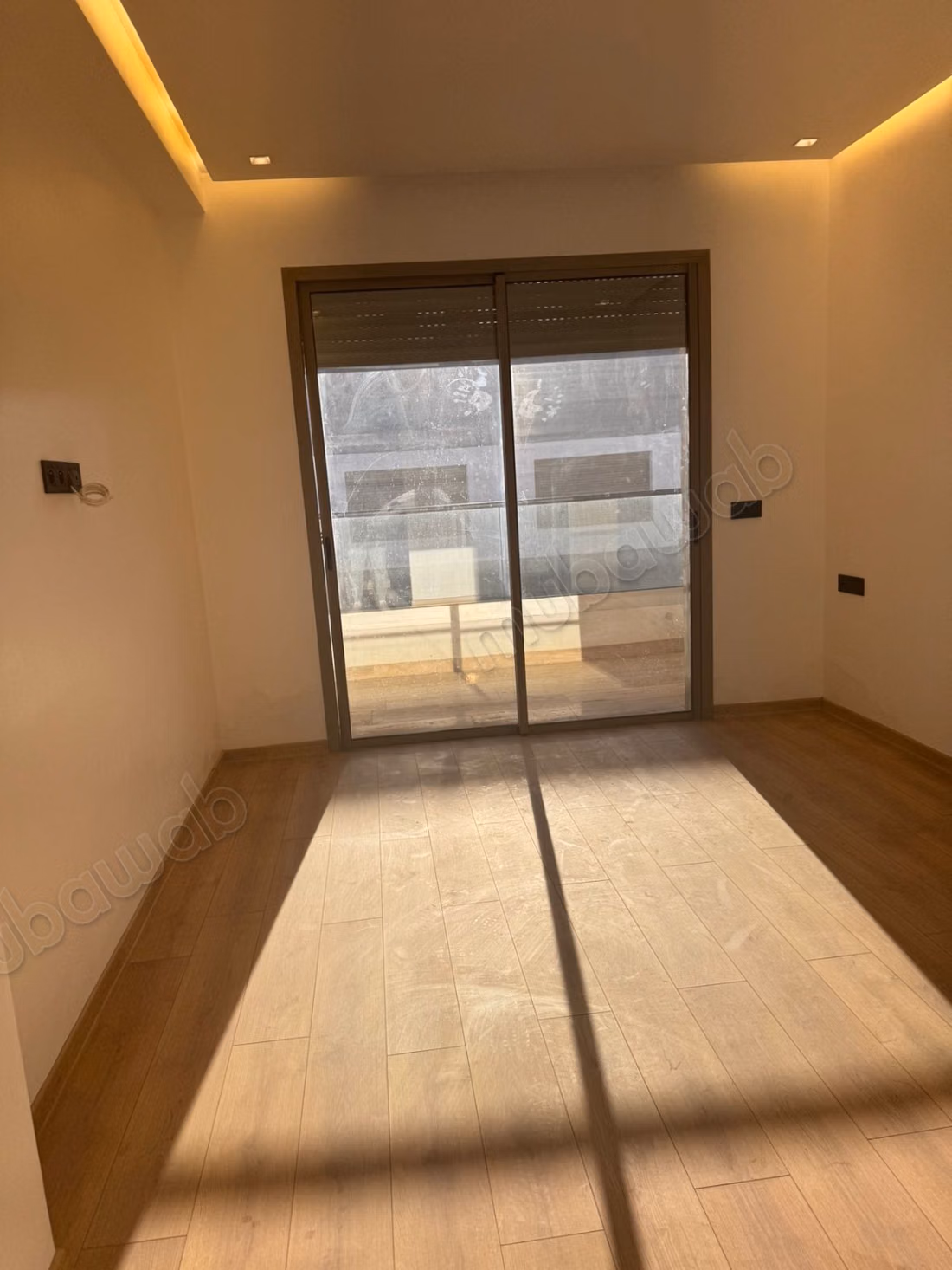 Superbe appartement à louer à Souissi. 5 grandes pièces. Antenne parabolique et sécurité