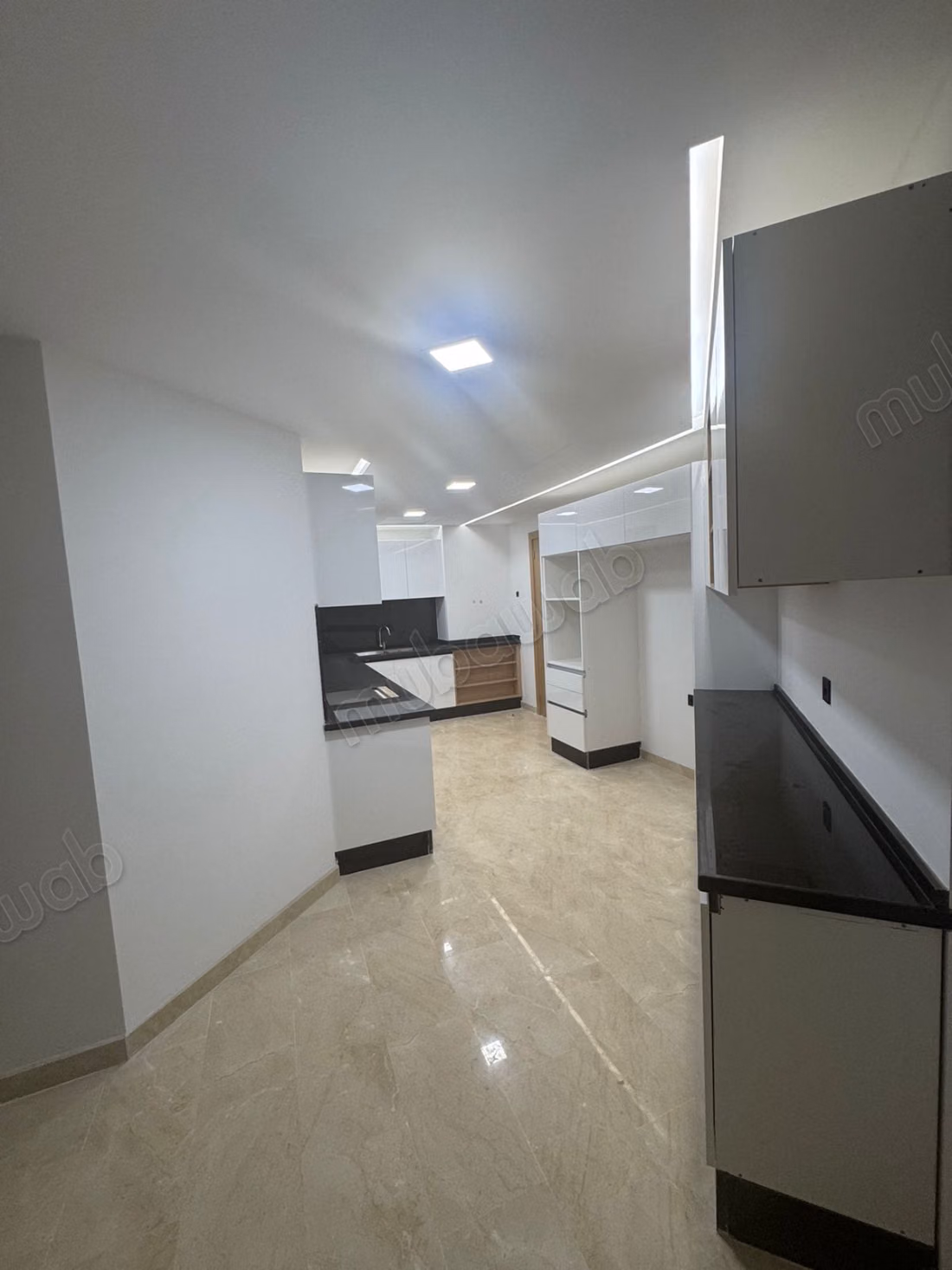 Superbe appartement à louer à Souissi. 5 grandes pièces. Antenne parabolique et sécurité