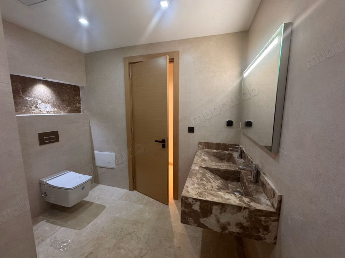 Superbe appartement à louer à Souissi. 5 grandes pièces. Antenne parabolique et sécurité