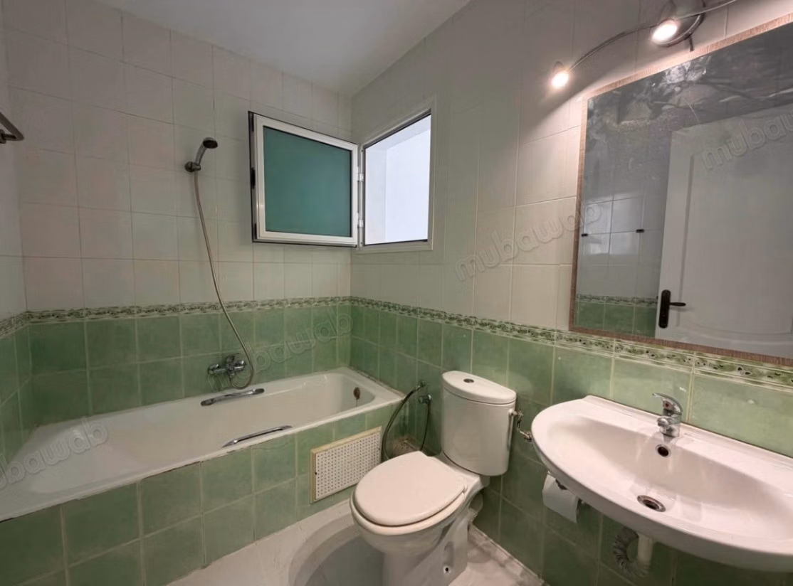 Appartement en location à El Aouina. 3 belles chambres. Résidence avec concierge, climatisation générale