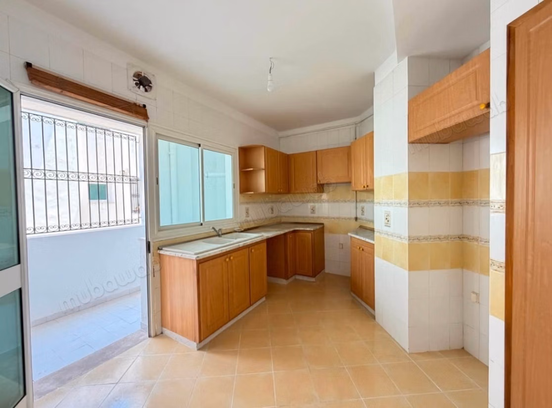 Appartement en location à El Aouina. 3 belles chambres. Résidence avec concierge, climatisation générale