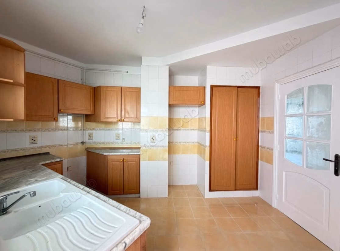 Appartement en location à El Aouina. 3 belles chambres. Résidence avec concierge, climatisation générale