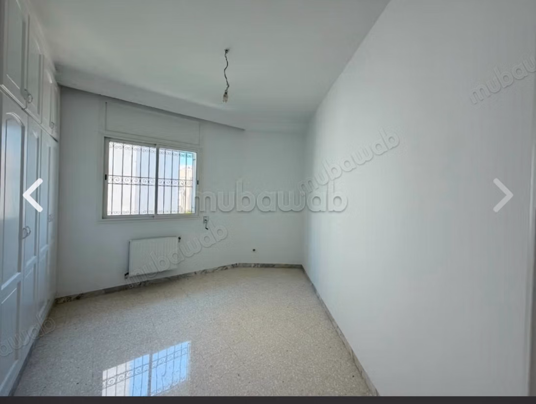 Appartement en location à El Aouina. 3 belles chambres. Résidence avec concierge, climatisation générale