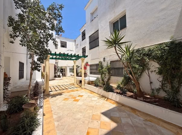Appartement en location à El Aouina. 3 belles chambres. Résidence avec concierge, climatisation générale