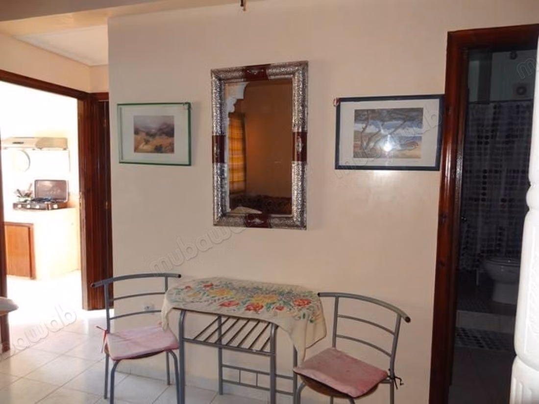 Appartement en vente à Route Casablanca. 
Surface totale 60 m². 
Salon avec décoration marocaine — 3