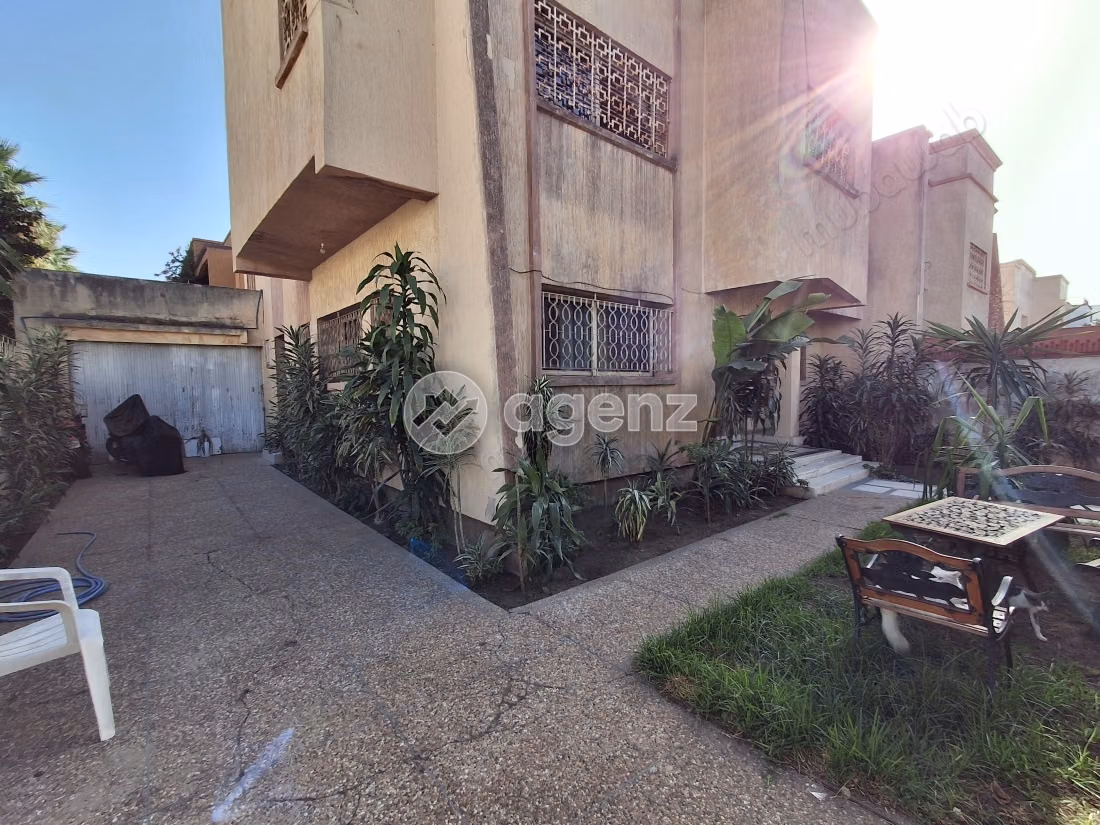 Villa à vendre 300 m², 5 chambres 
Btana Salé