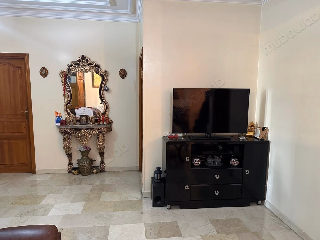 Apartment for sale in Mers Sultan. 3 nice bedrooms. Furnished