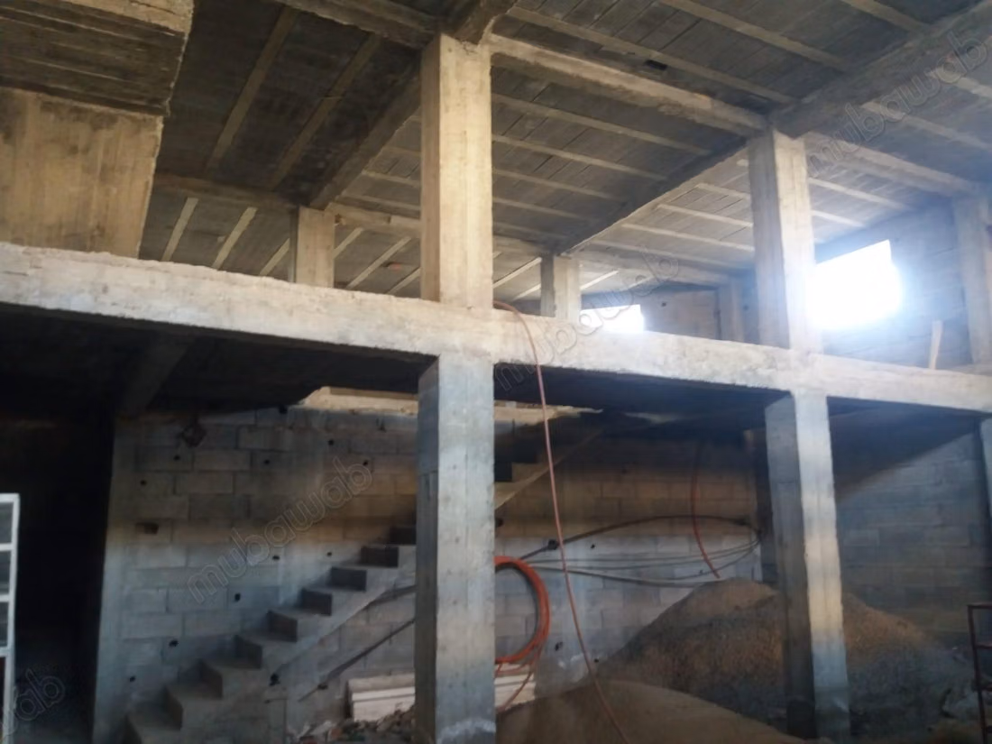 Local 117 m² d’angle, pas de porte 380 000DH négoci