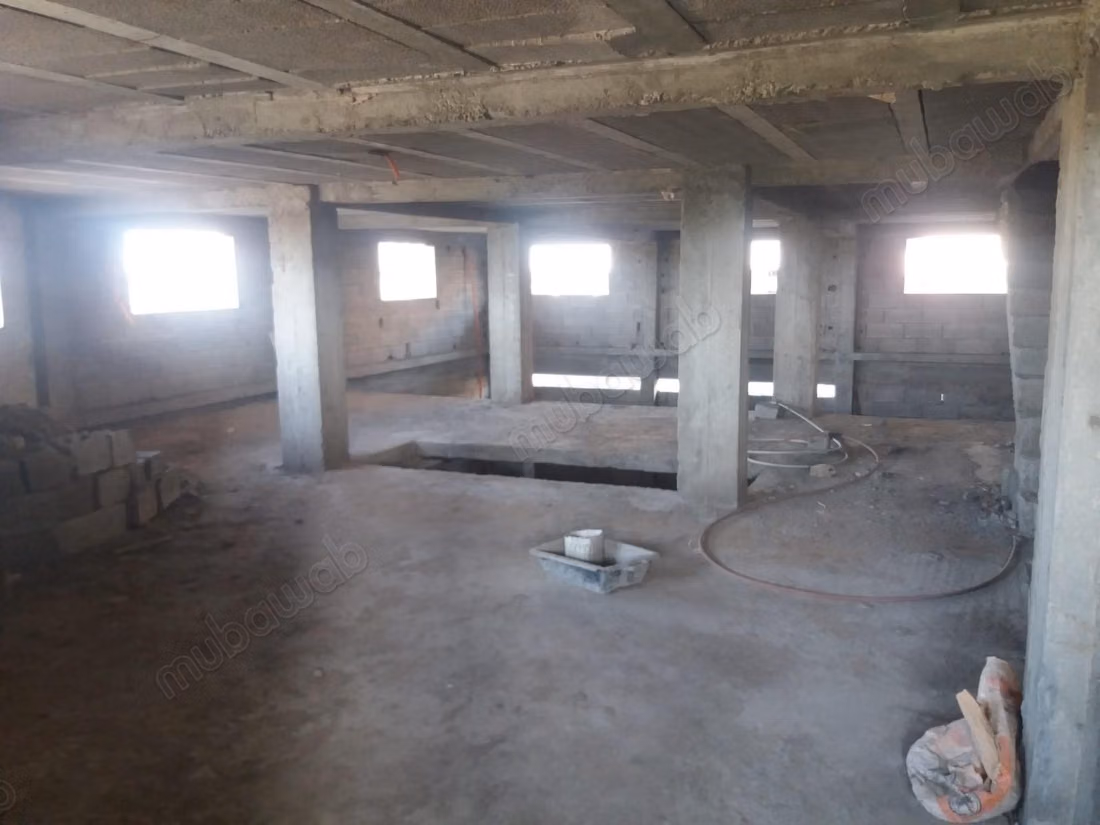 Local 117 m² d’angle, pas de porte 380 000DH négoci