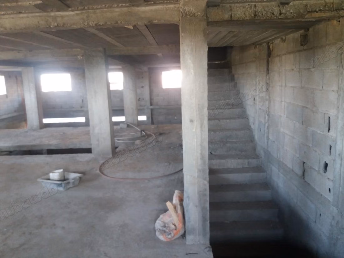 Local 117 m² d’angle, pas de porte 380 000DH négoci