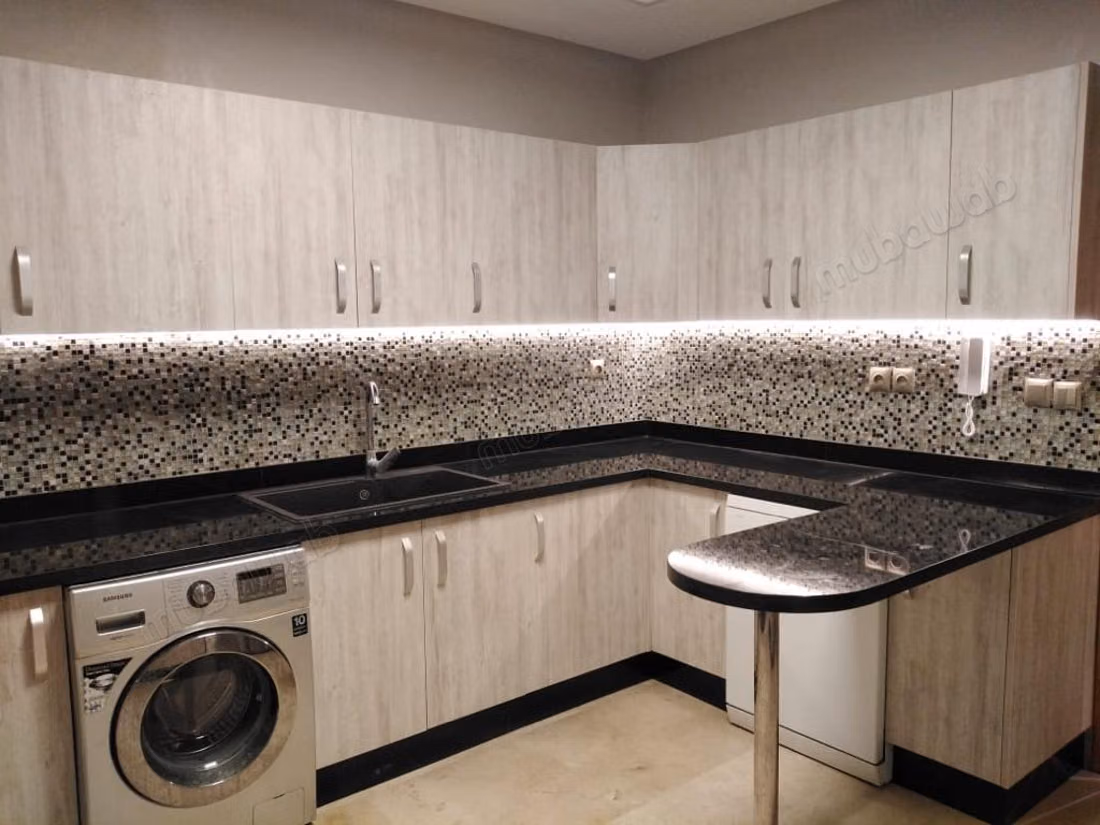 Excelente apartamento en alquiler en Bouskoura. Superficie total 180 m². Ascensor y plazas de aparcamiento