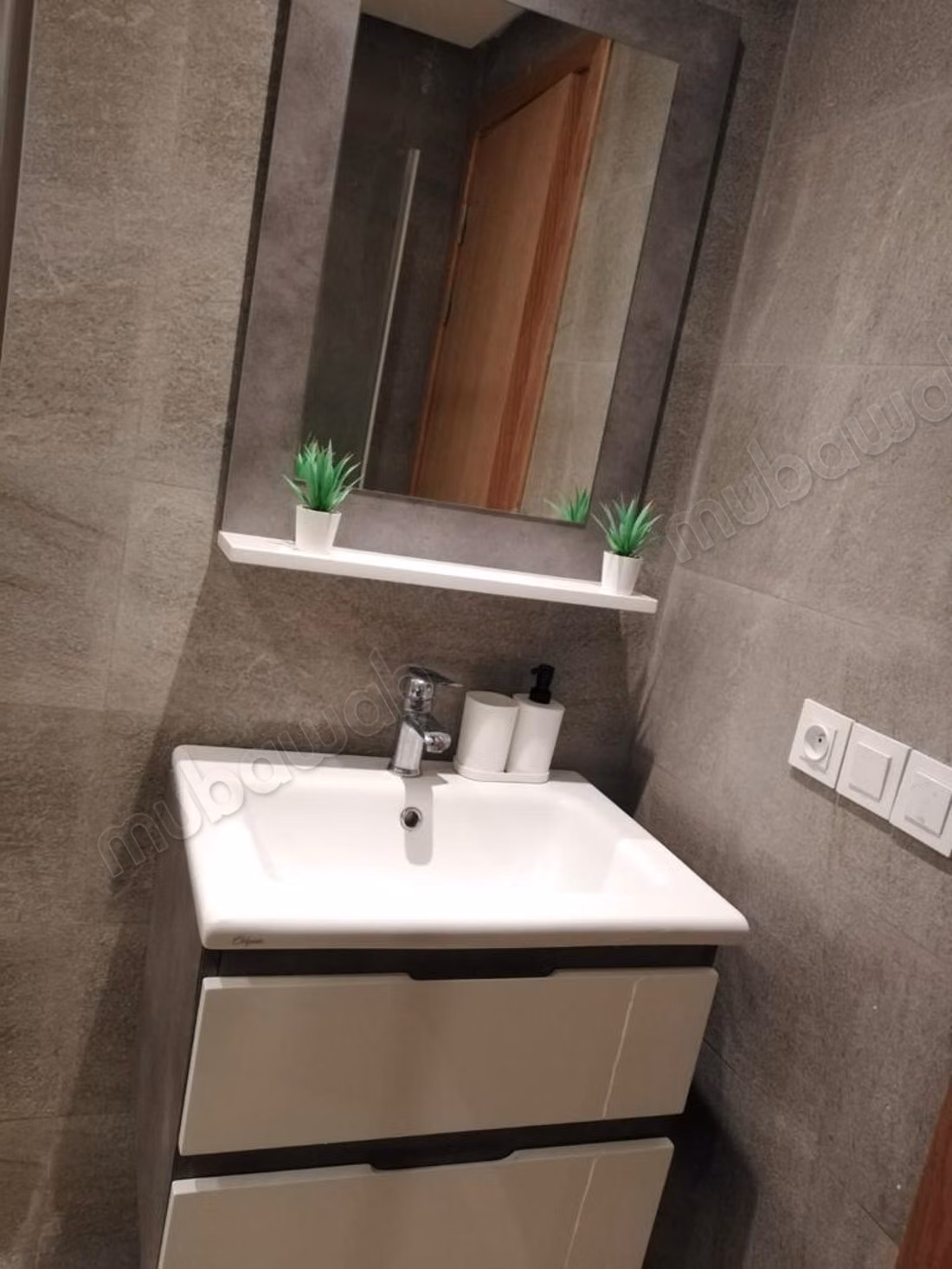 Excelente apartamento en alquiler en Bouskoura. Superficie total 180 m². Ascensor y plazas de aparcamiento