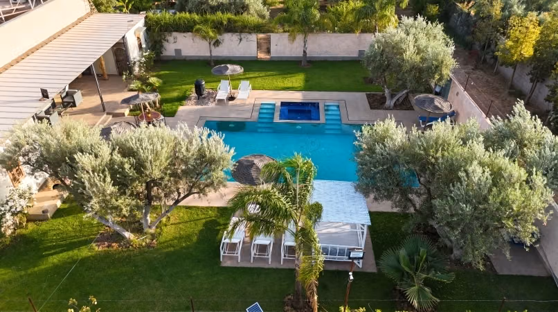 Magnifique villa à louer pour vos vacances à Route de Fez. 
10 pièces confortables. 
Places de parking et terrasse