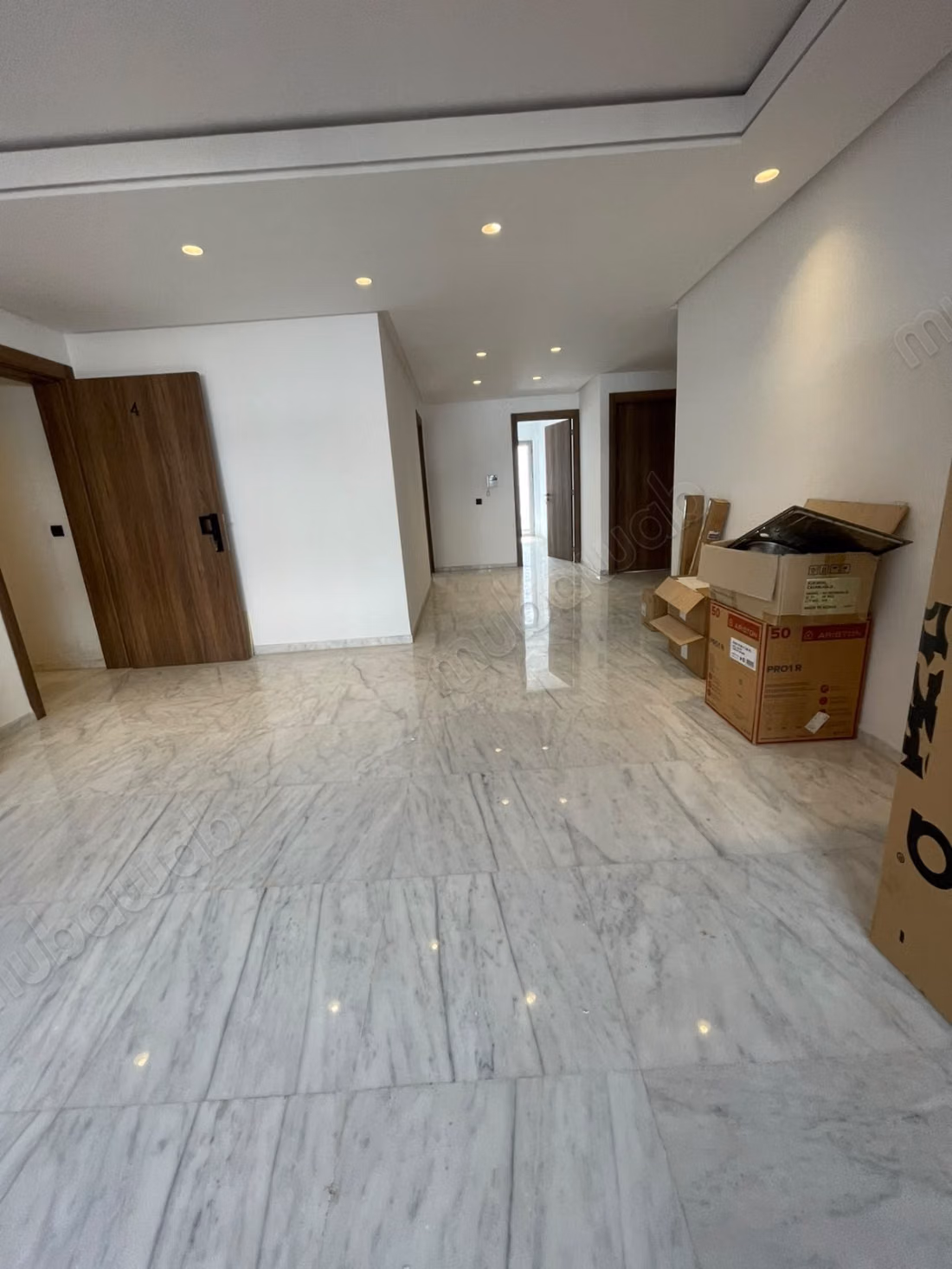 Apartment for rent in Oasis. 3 bedrooms. Reinforced door, traditional Moroccan living room