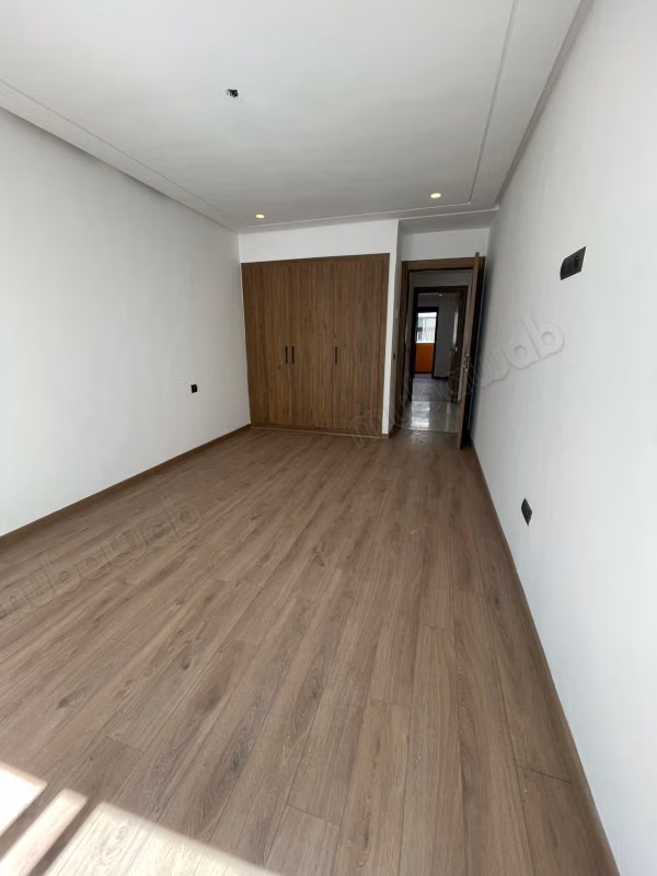 Appartement te huur in Oasis. 3 slaapkamers. Versterkte deur, traditionele Marokkaanse woonkamer