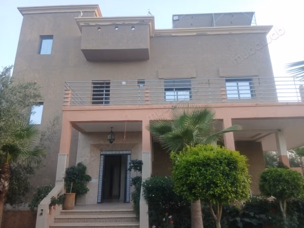 Belle villa à vendre à Ouirgane. Superficie de 2000 m². Jardin et terrasse