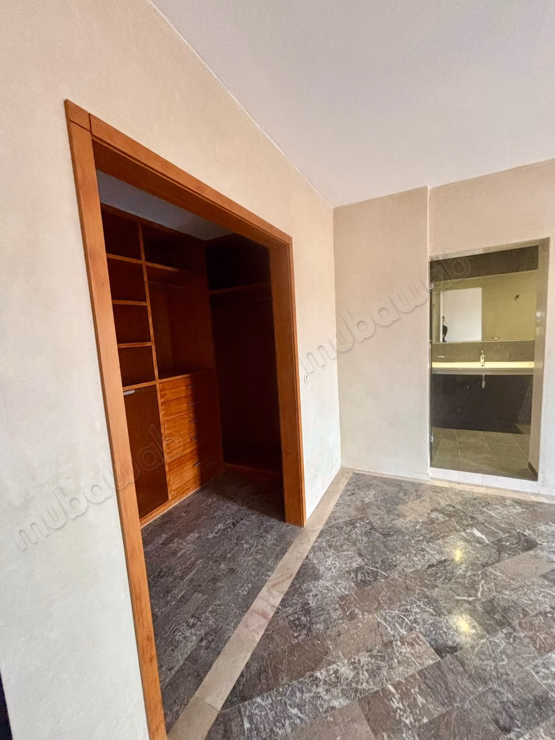 Appartement te huur in Hivernage. 3 slaapkamers. Concierge-dienst beschikbaar, airconditioningsysteem