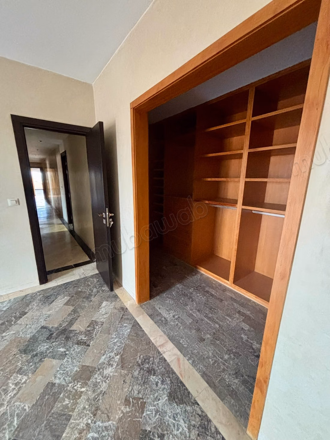 Appartement te huur in Hivernage. 3 slaapkamers. Concierge-dienst beschikbaar, airconditioningsysteem