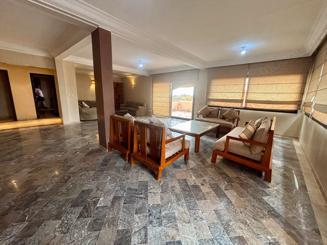 Appartement te huur in Hivernage. 3 slaapkamers. Concierge-dienst beschikbaar, airconditioningsysteem