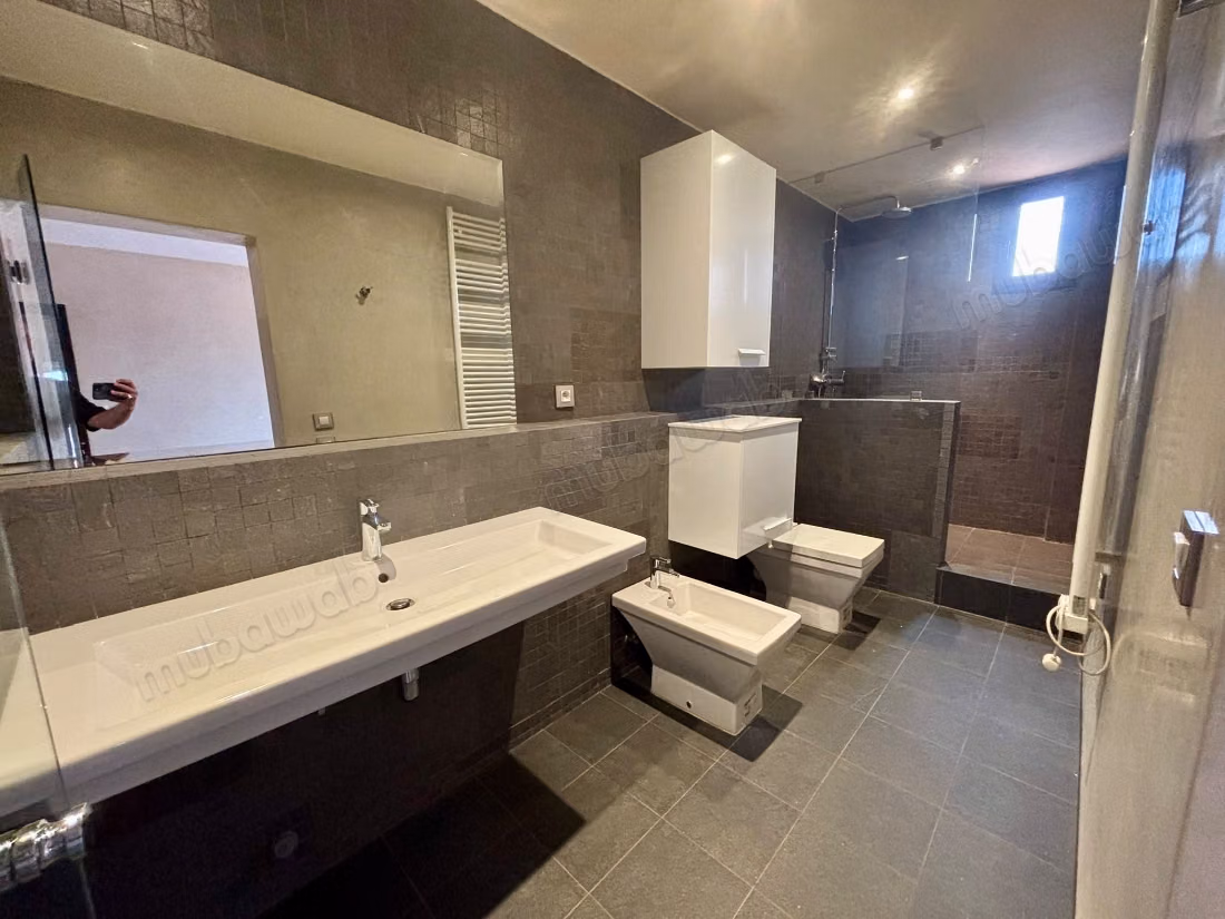 Appartement te huur in Hivernage. 3 slaapkamers. Concierge-dienst beschikbaar, airconditioningsysteem