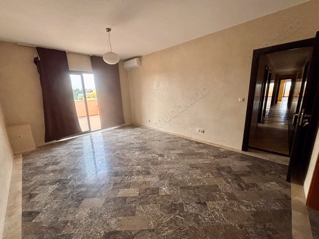 Appartement te huur in Hivernage. 3 slaapkamers. Concierge-dienst beschikbaar, airconditioningsysteem