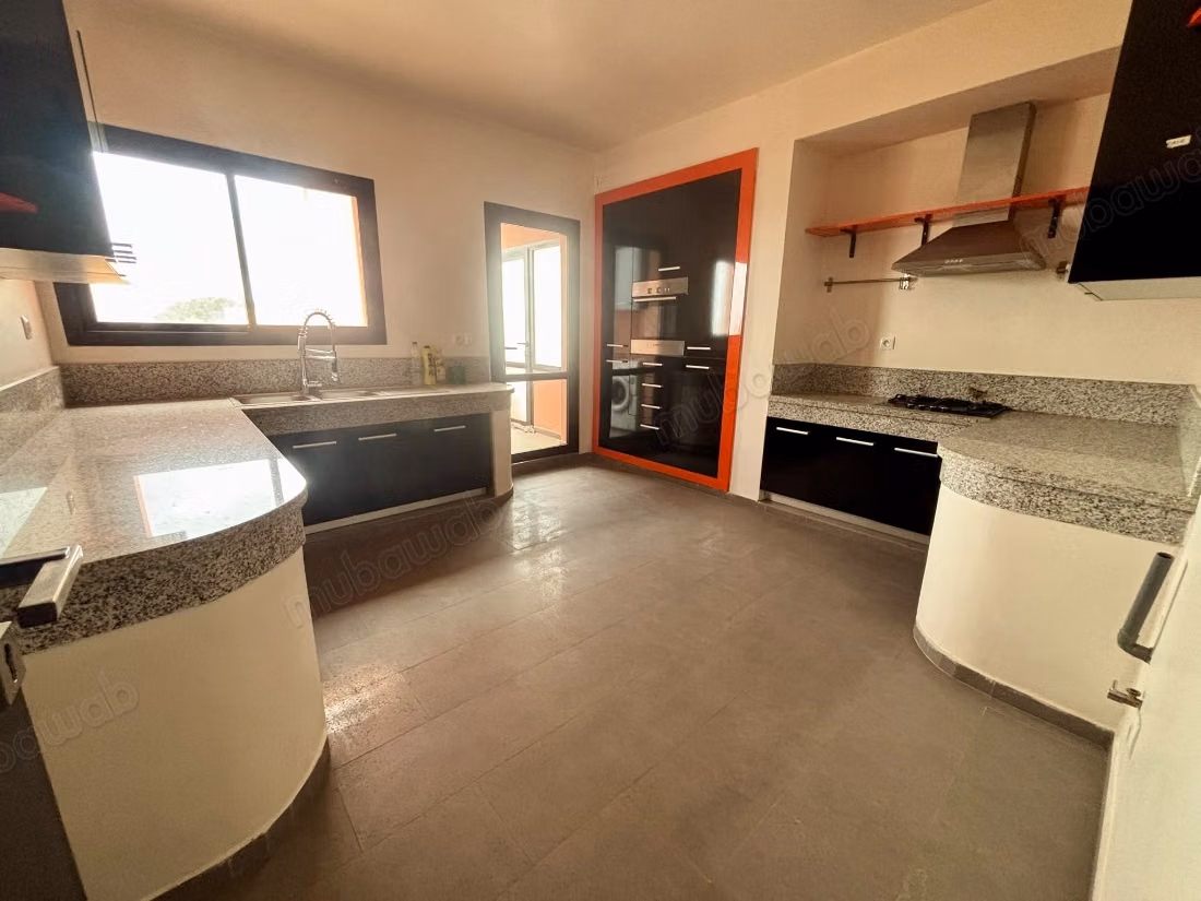 Appartement te huur in Hivernage. 3 slaapkamers. Concierge-dienst beschikbaar, airconditioningsysteem