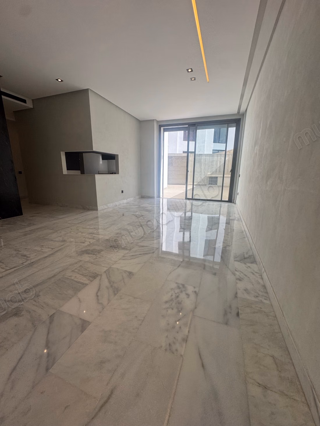 Appartement à l'achat à Les princesses.
Superficie 140 m².
Porte blindée, antenne parabolique
