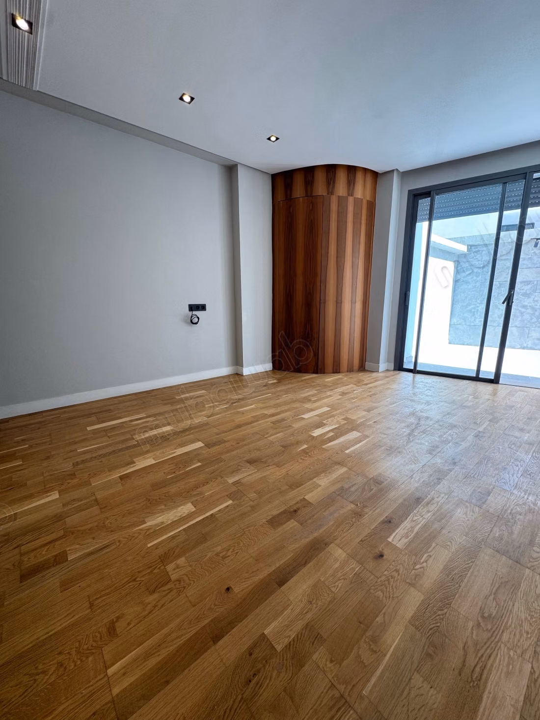 Appartement à l'achat à Les princesses.
Superficie 140 m².
Porte blindée, antenne parabolique