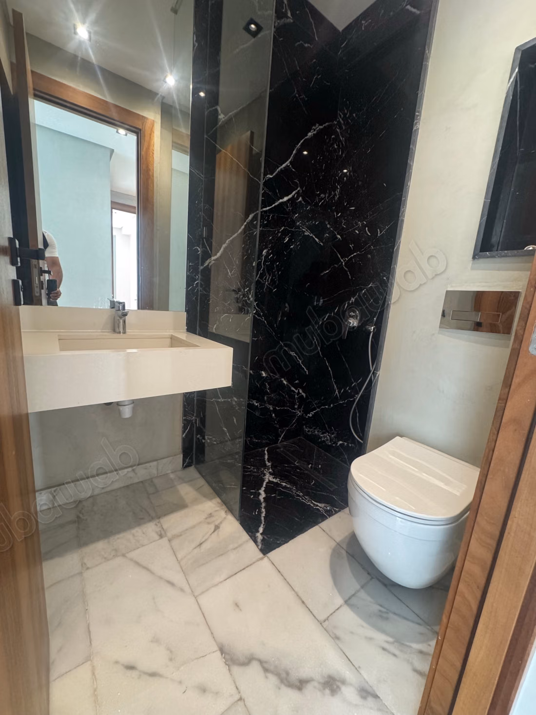 Appartement à l'achat à Les princesses.
Superficie 140 m².
Porte blindée, antenne parabolique