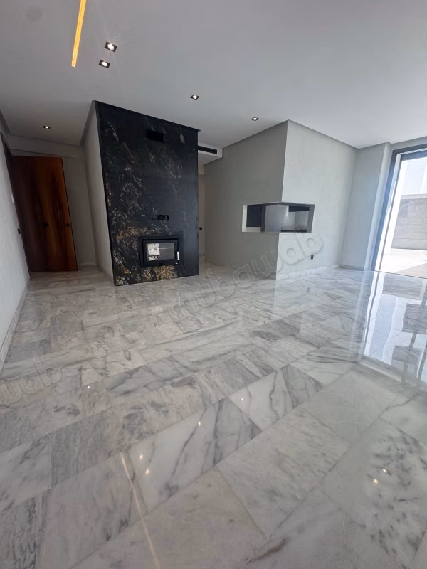 Appartement à l'achat à Les princesses.
Superficie 140 m².
Porte blindée, antenne parabolique