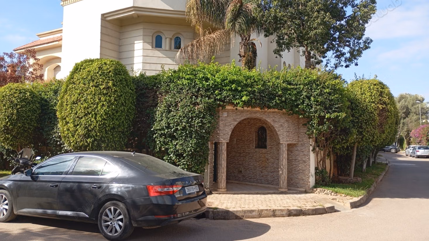 Villa angolare su 2 livelli con cantina e garage