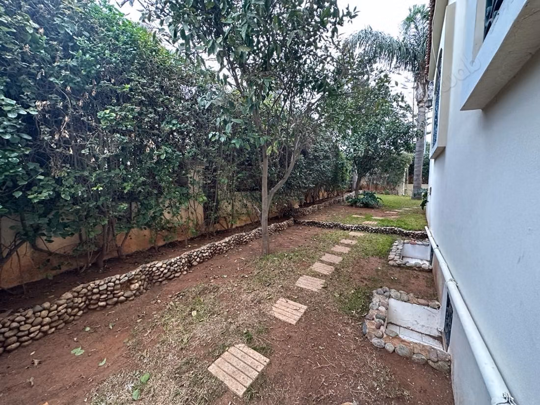 Villa angolare su 2 livelli con cantina e garage