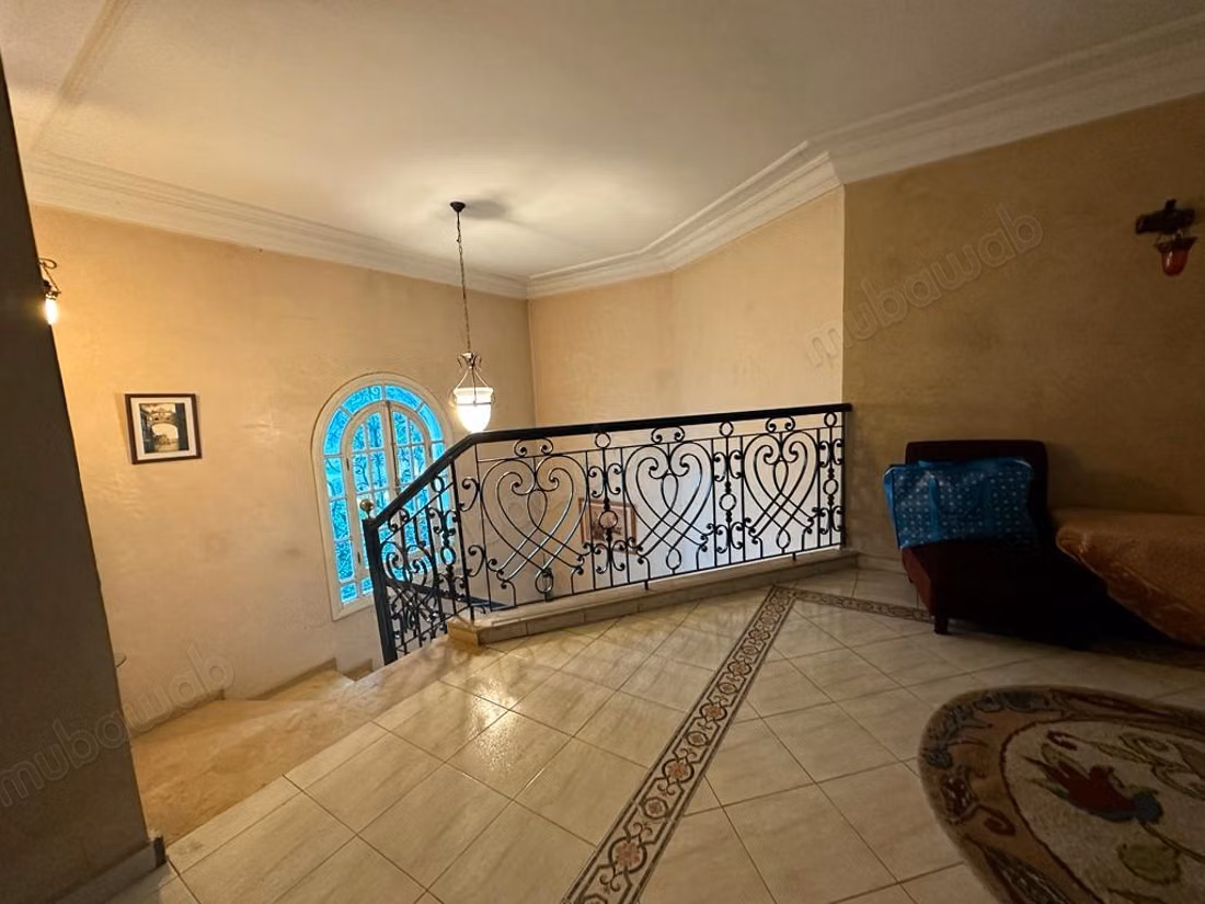 Villa angolare su 2 livelli con cantina e garage