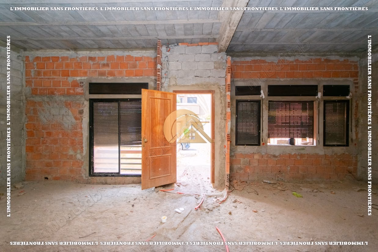 Semi-finished villa of 230 m² for sale - Land of 250 m², 4 bedrooms including a suite and land suitable for a pool