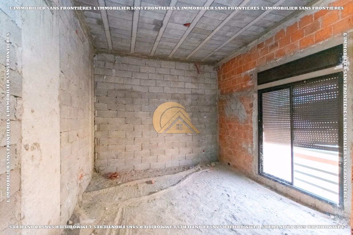 Semi-finished villa of 230 m² for sale - Land of 250 m², 4 bedrooms including a suite and land suitable for a pool