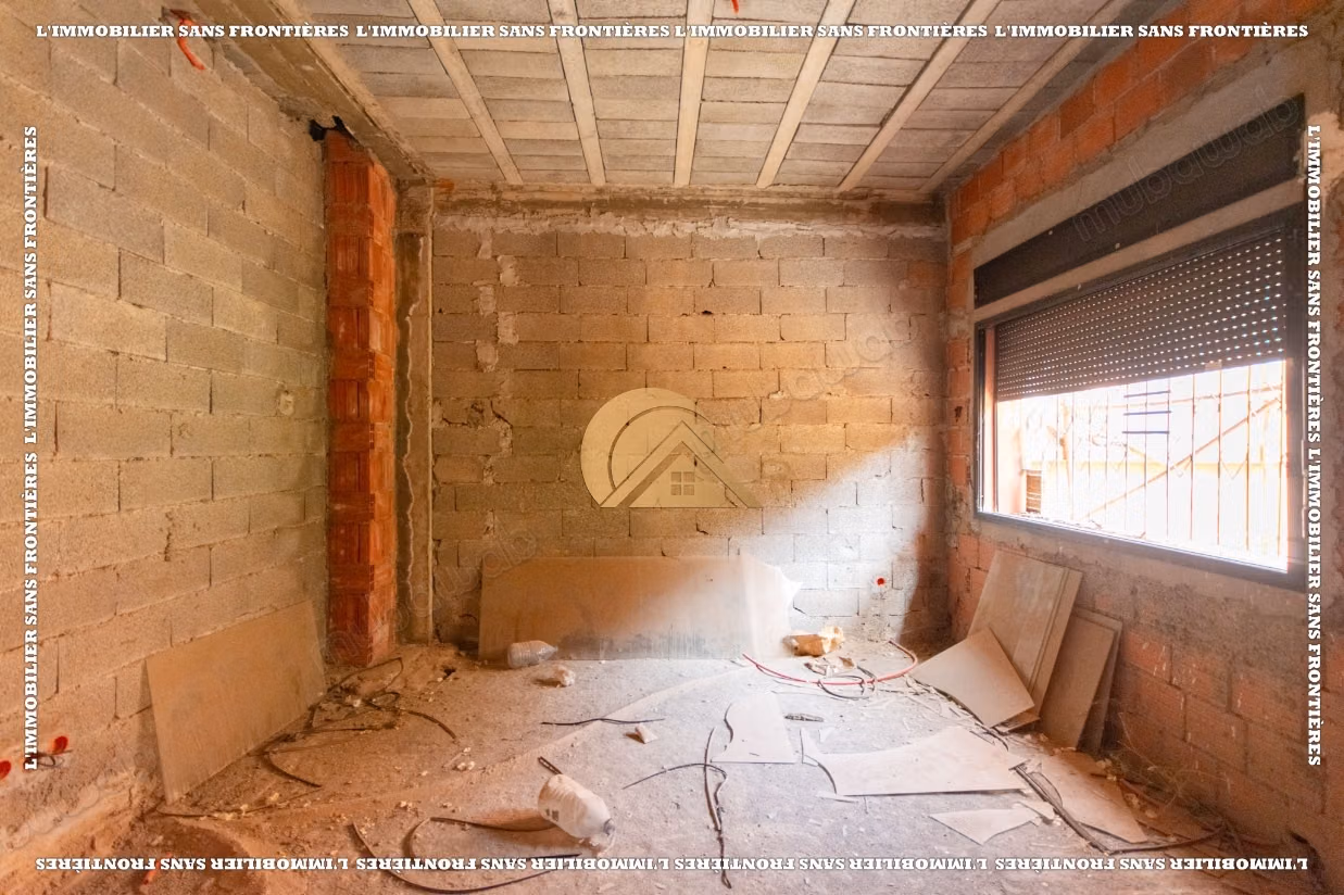 Semi-finished villa of 230 m² for sale - Land of 250 m², 4 bedrooms including a suite and land suitable for a pool