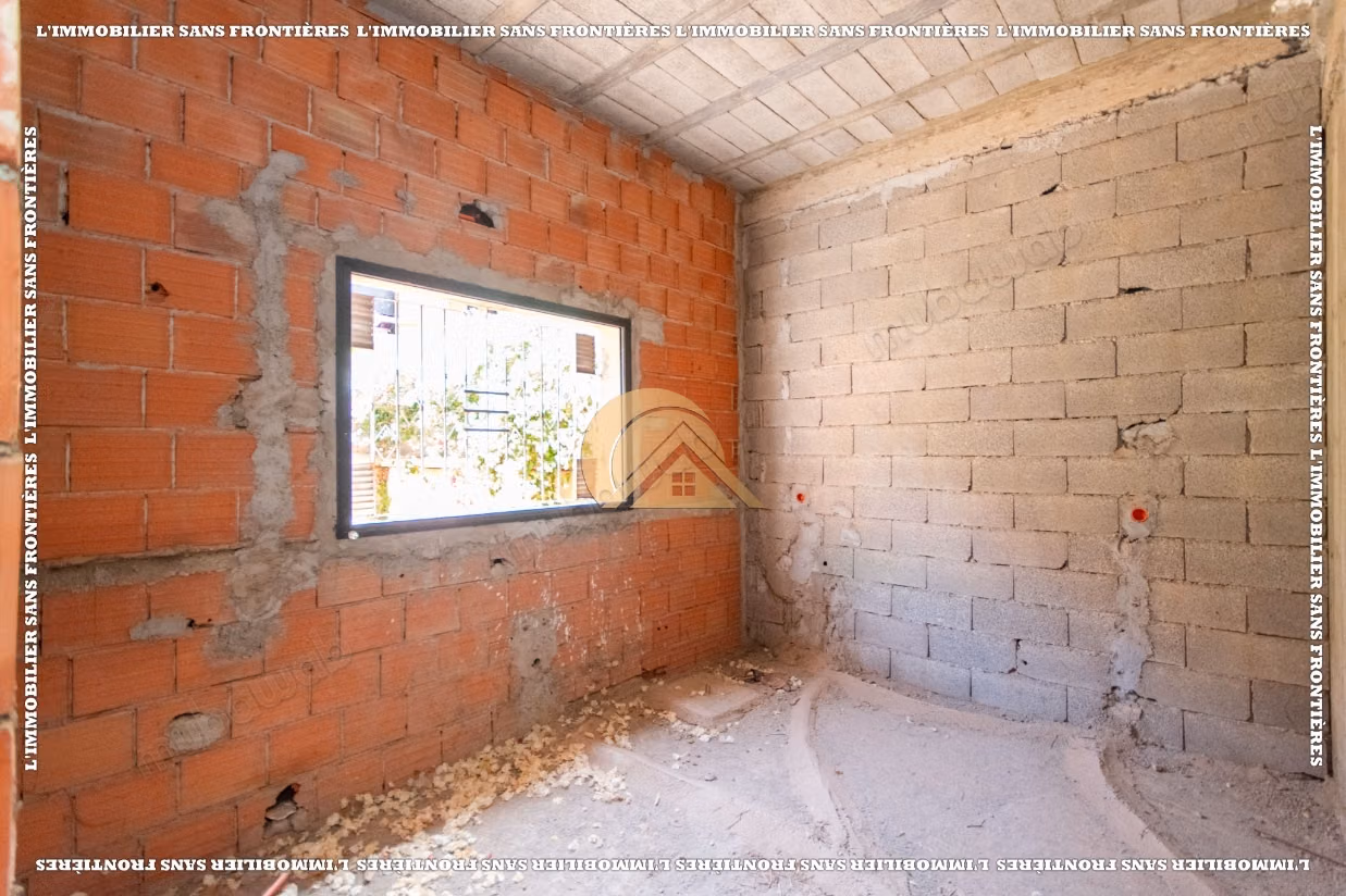 Semi-finished villa of 230 m² for sale - Land of 250 m², 4 bedrooms including a suite and land suitable for a pool